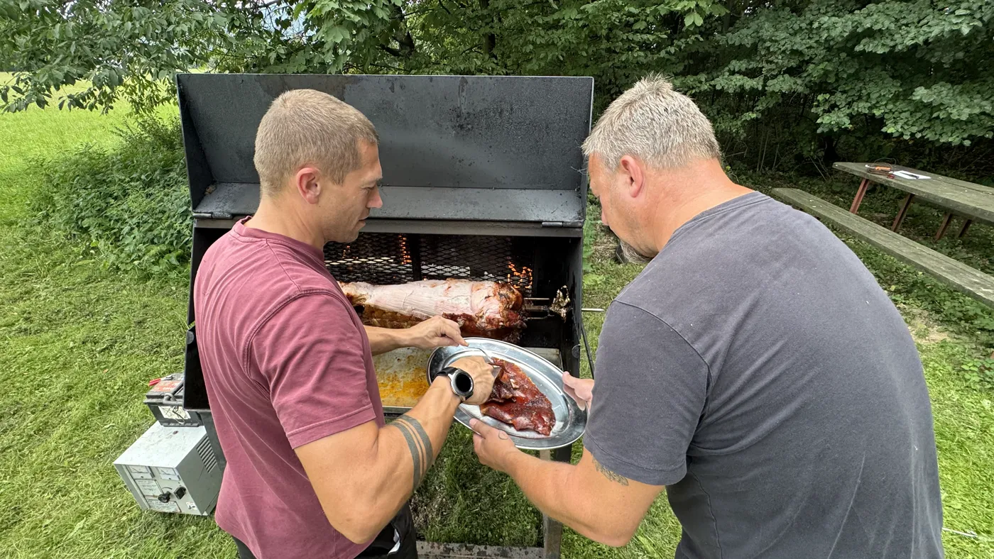 Porcování upečeného selete přímo u grilu